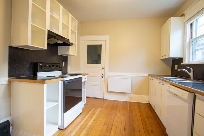 Building Photo - Gorgeous + Spacious 2-Bedroom Flat with Hardwoods, Dishwasher, Fireplace + Etc.!
