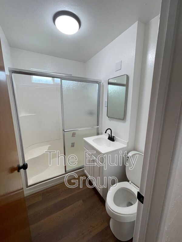 Building Photo - 856 W Chestnut St