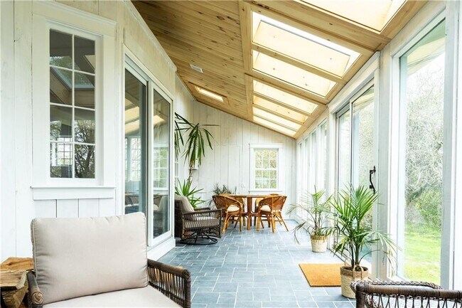 Building Photo - 304 Third Beach Rd