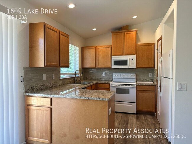 Building Photo - Island Life