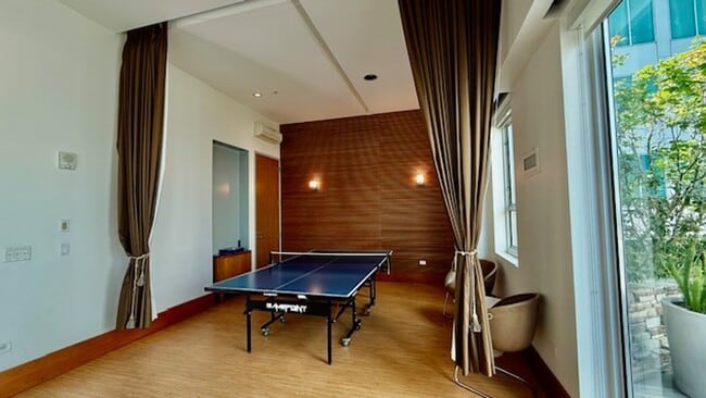 Building Photo - FURNISHED Modern 1BR + Den/1BA w/ Breathta...