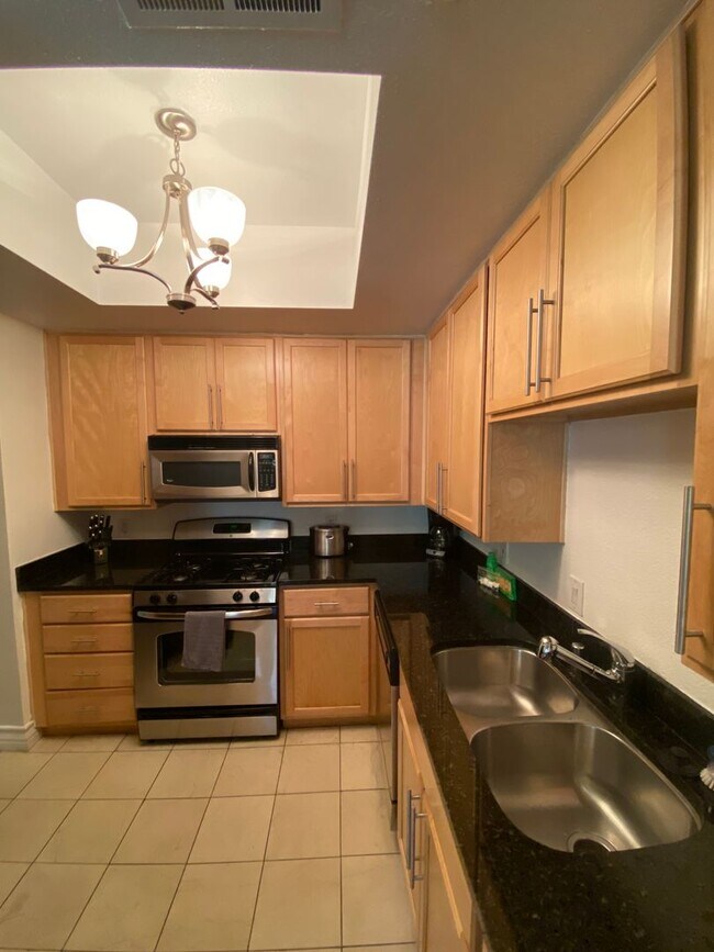 Building Photo - Beautiful Fully Furnished 1 bedroom just b...