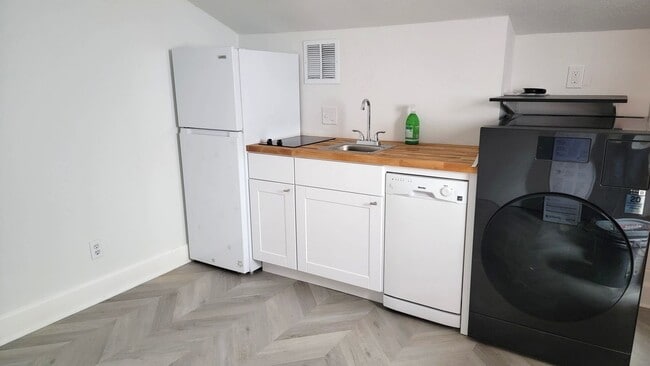 Building Photo - Studio apartment off trendy Alberta St in NE Portland, dishwashsher, washer/dryer included in the...