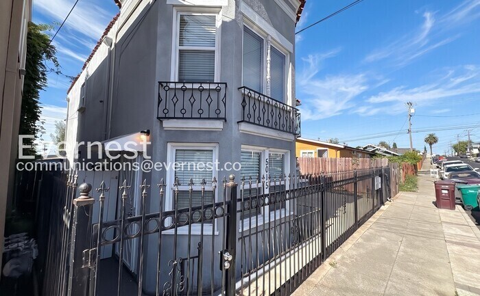 Building Photo - 5015 Melrose Ave