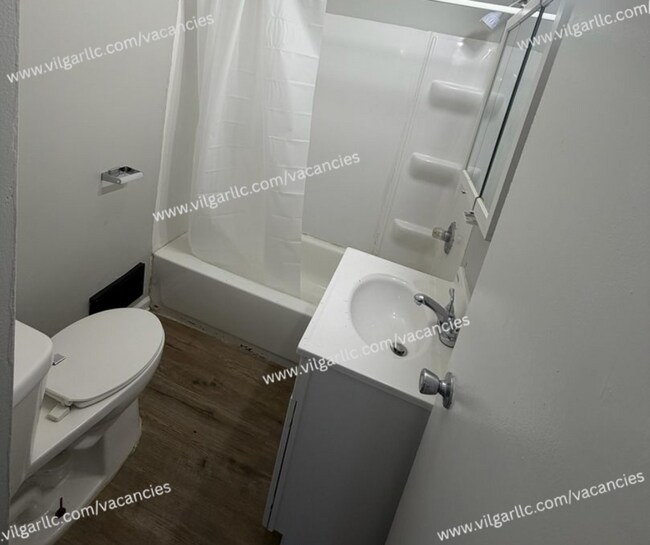 Building Photo - FOR RENT — SPACIOUS 3 BED / 2 BATH HOME