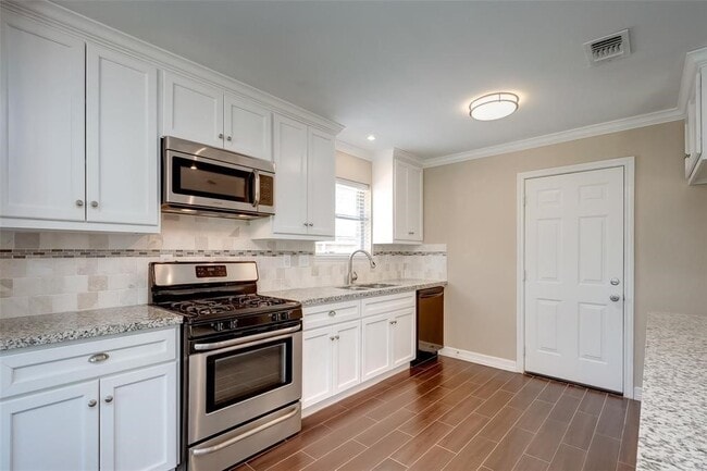 Building Photo - 12010 Mulholland Dr