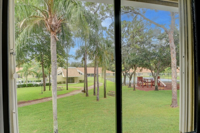 Building Photo - 1105 Maplewood Dr