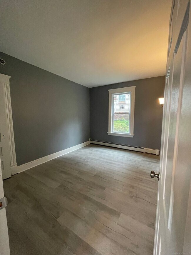 Building Photo - Spacious 4-bedroom, 1-bathroom first-Floor...