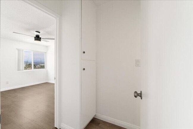 Building Photo - 1401 Mitchell Pl