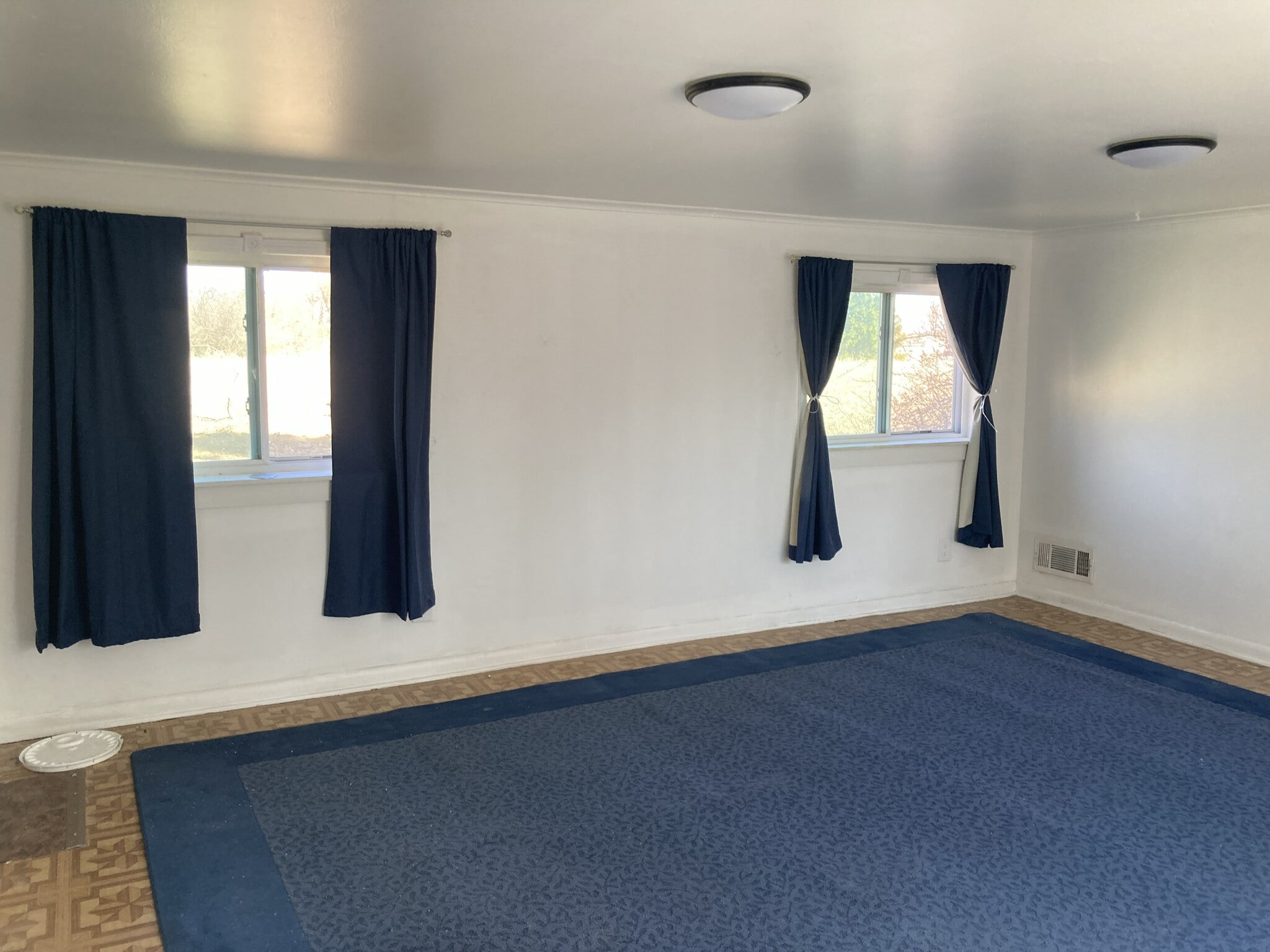 Living Room rear N. end - 1589 N Saginaw St