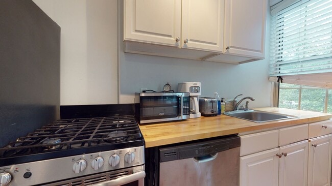 Building Photo - Bright & Sunny Large One Bedroom With Vaul...
