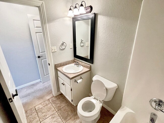 Building Photo - Quiet, Well-Maintained 2Bed/2.5Bath Home – Prime Fayetteville Location!