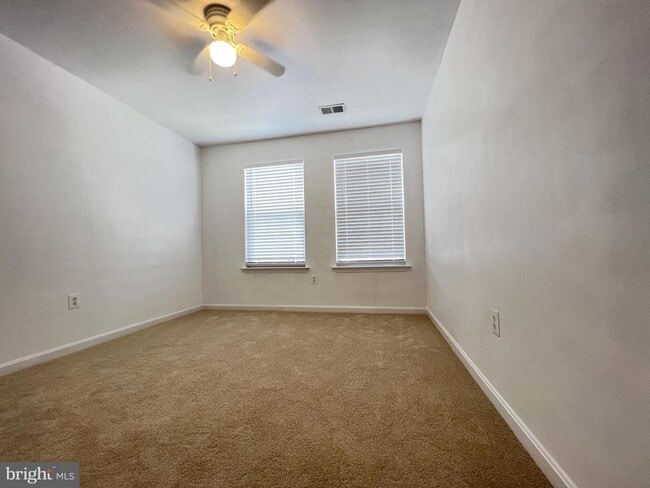 Building Photo - 4971 Clarendon Terrace