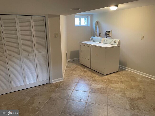Building Photo - 5922 Pratt St