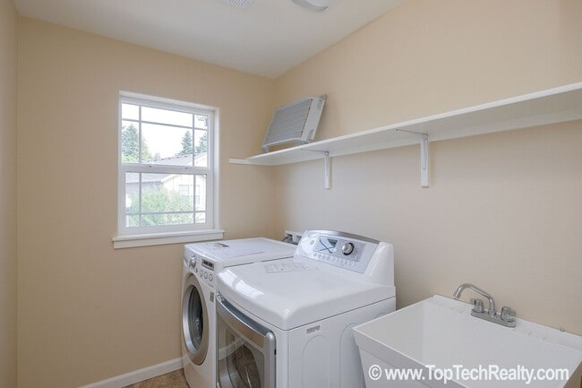 Building Photo - Stunning 4-BR + Den Home | Walk to 53rd Park | Close to Intel | Max & Shopping | Fenced Yard