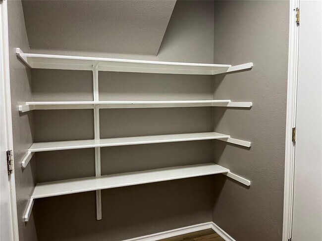 Building Photo - 15106 Chamberlain Ct