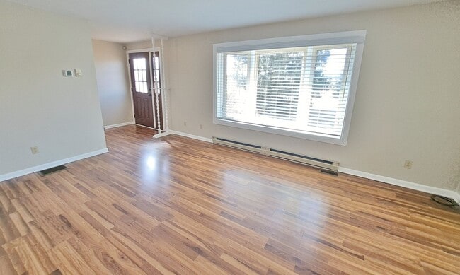 Building Photo - 3 Bed / 1-1/5 Bath Single Family Home w/Attached 2-Car Garage
