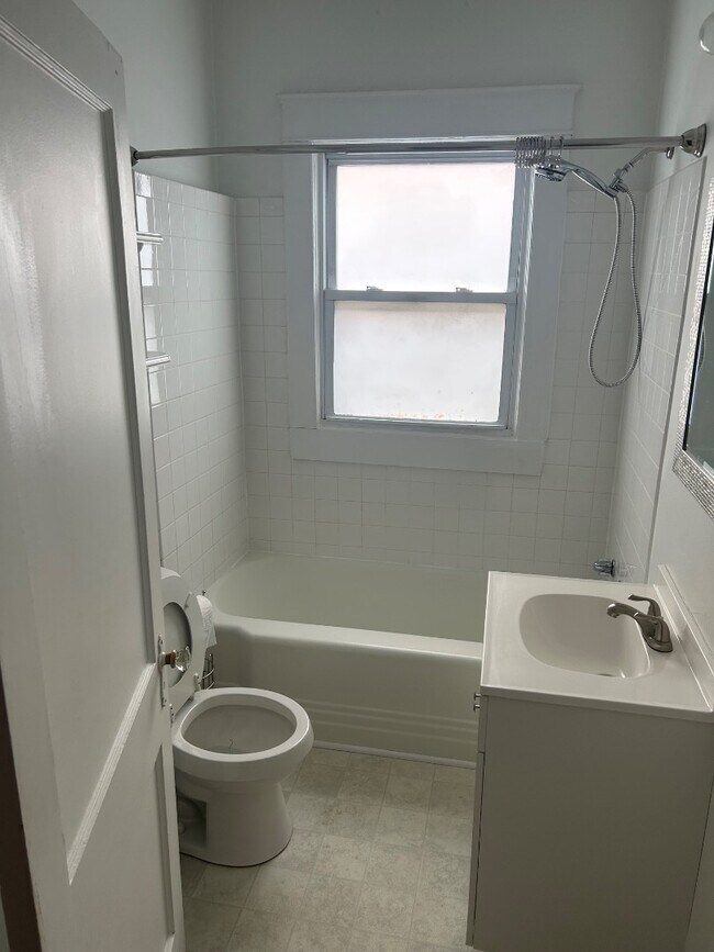 Building Photo - 2205 Mayflower Dr