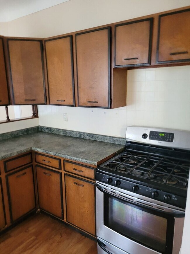 Building Photo - 1008 E 1st St