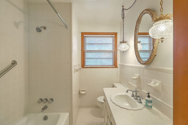 Building Photo - Single Family Home in Park Circle!