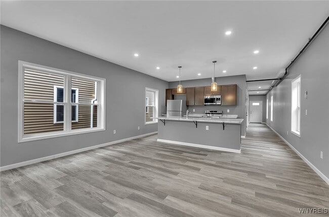 Building Photo - 140 Seymour St