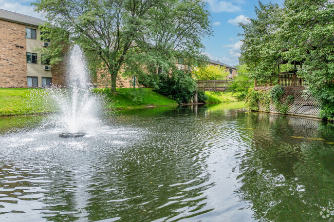 Primary Photo - Ashton Lake Apartments