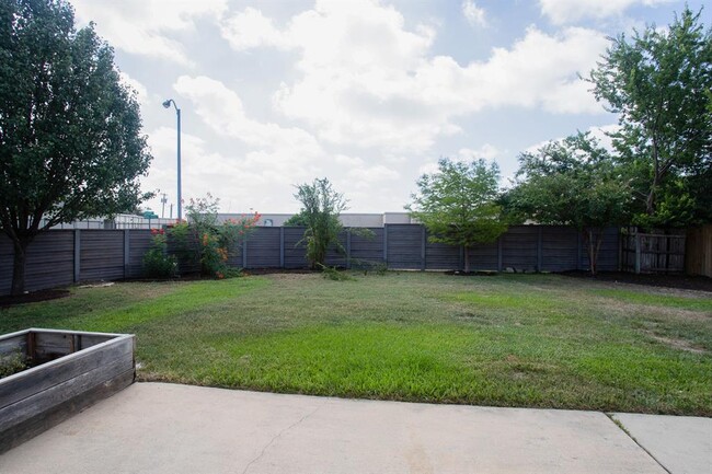 Building Photo - 4001 Barlow Dr