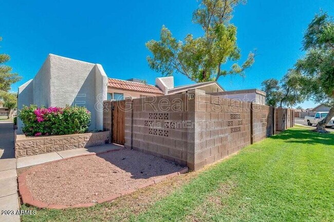 Building Photo - 525 N May