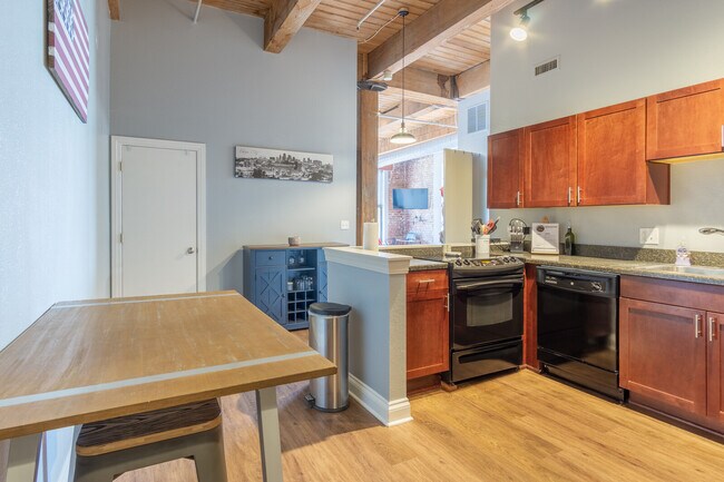 Building Photo - 308 W 8th St