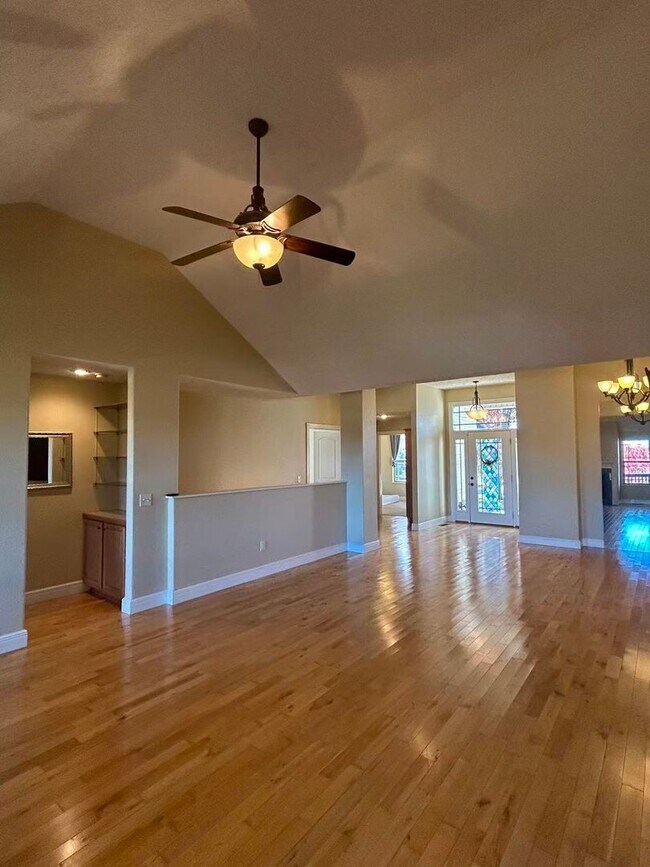 Building Photo - 5 bedroom and 3 bathroom two level house