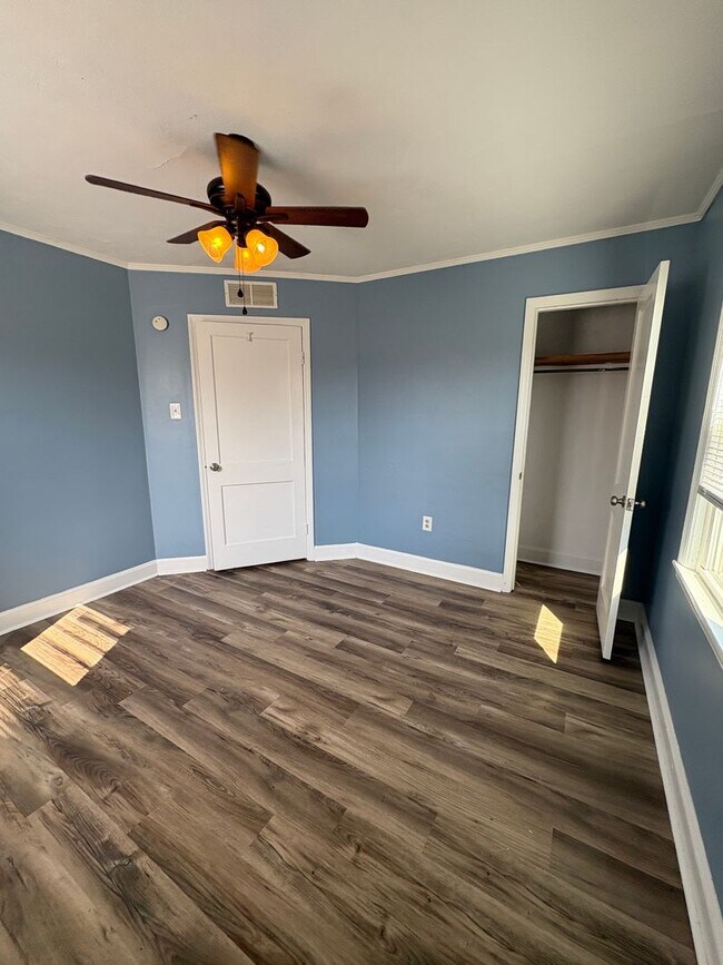 Building Photo - 1303 Collett Ln