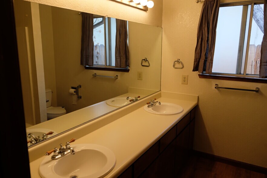 Jack & Jill Bathroom - 118 W Beverly Pl