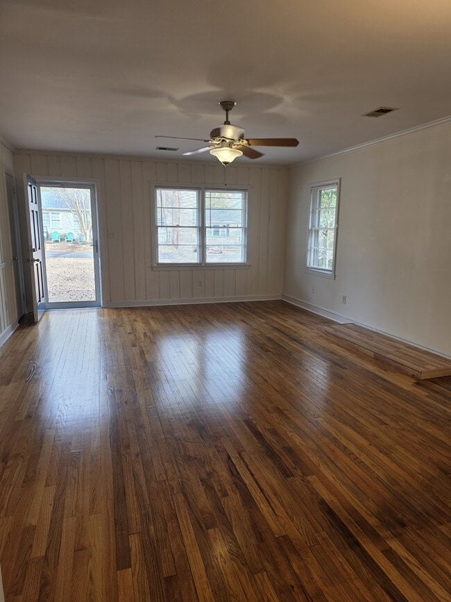 Building Photo - 615 Pine Dr