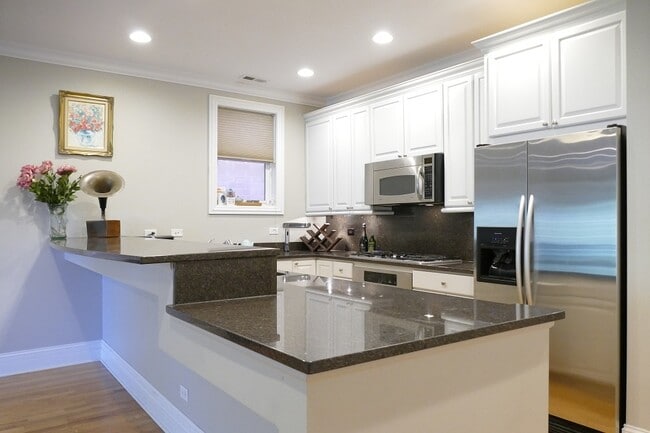 Building Photo - 3024 N Sheffield Ave