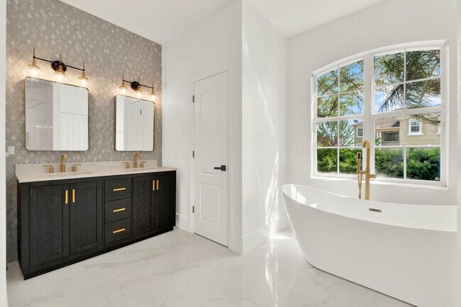 Building Photo - RENOVATED 5 BEDROOM FENCED IN, GOLF FRONTA...