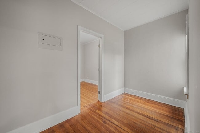 Building Photo - 245 Willetts Ave