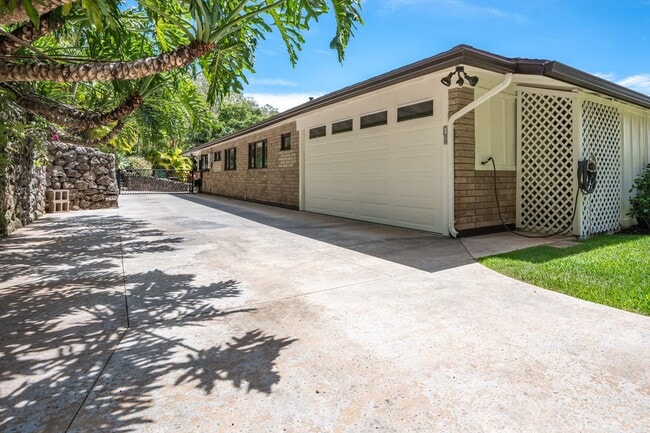 Building Photo - Beautiful Custom Built Home in Wailuku Heights, 2 Bed/3 Bath with Flex Room, Magnificent Ocean/Mo...