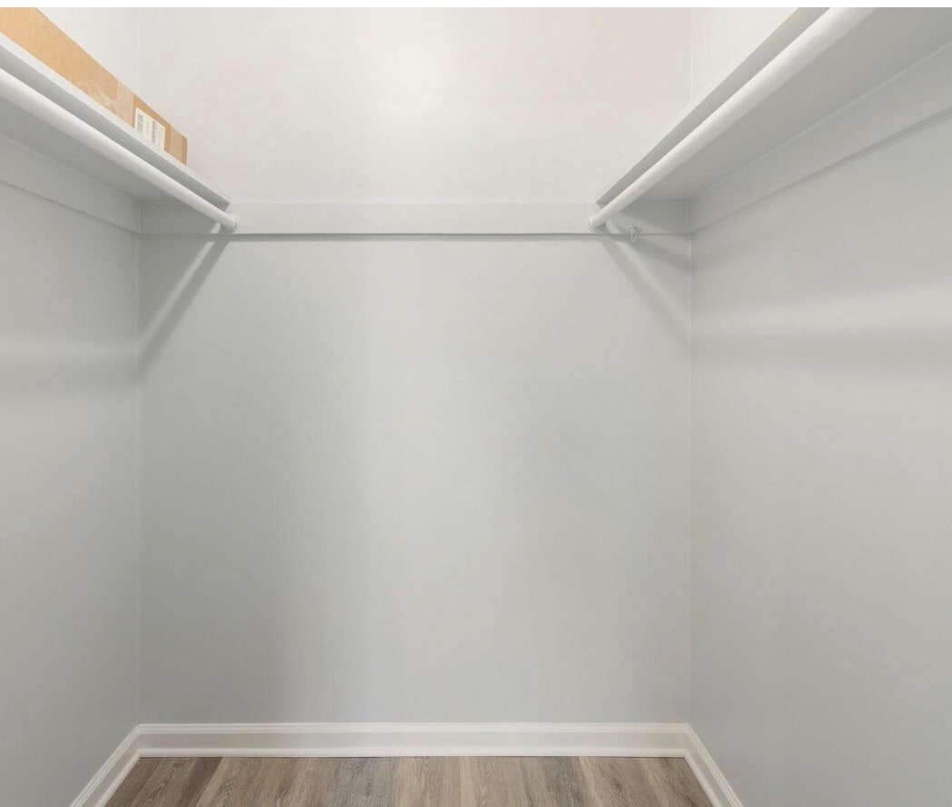 bedroom walk in closest - 3354 Woodburn Rd