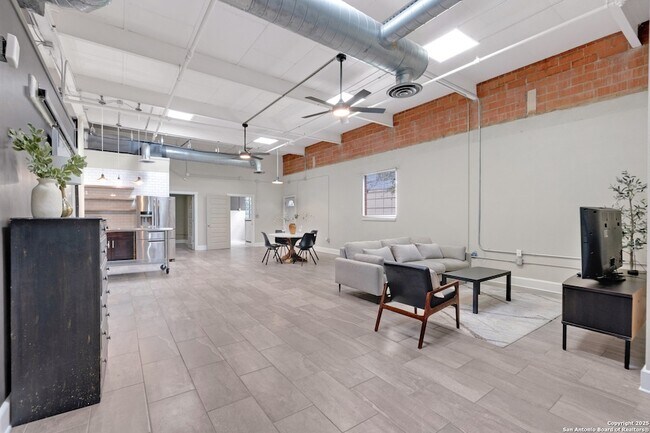 Building Photo - 3363 E Commerce St