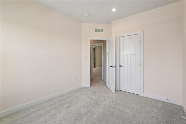 Building Photo - 1303 Potomac View Pkwy