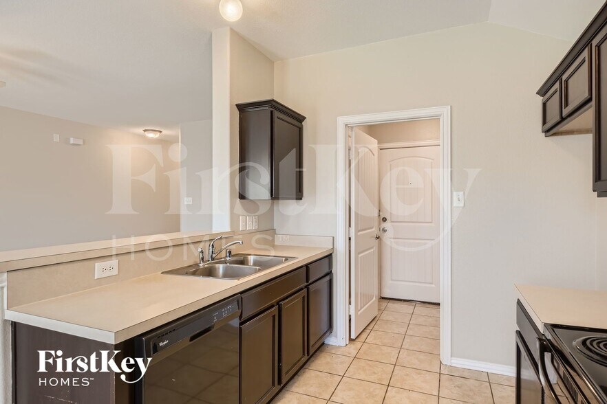 Building Photo - 1825 Ridgecrest Dr