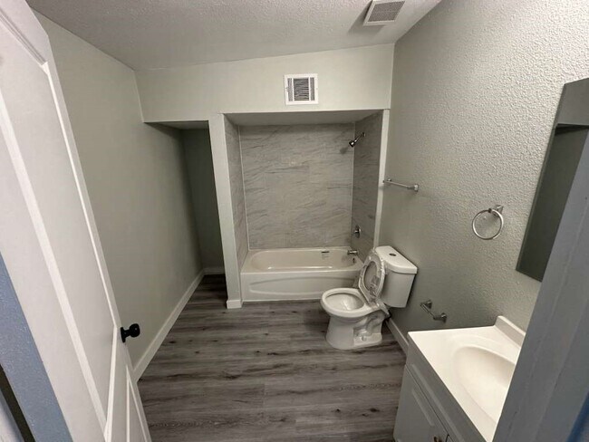 Building Photo - 1912 Gentry St