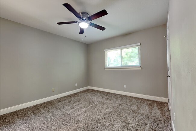 Building Photo - 2814 Golden Leaf Dr