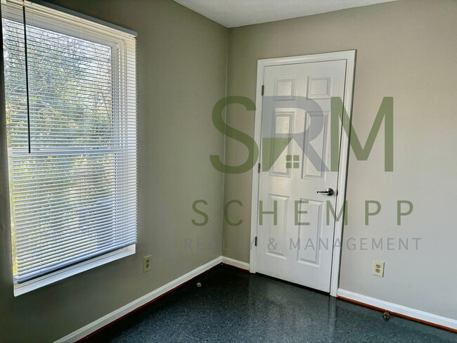 Building Photo - Updated Two Bedroom Apartment in Portland now available! *Section 8 accepted*