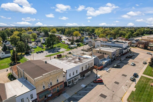 Building Photo - 136 E Oak St