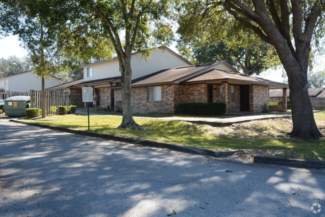 Building Photo - Heritage Villas of Zephyrhills