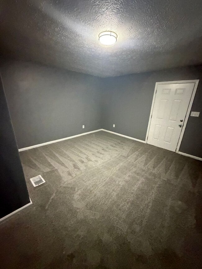 Building Photo - Freshly updated 3BR home!