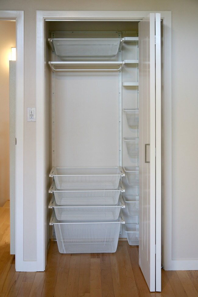 Building Photo - 278 Monroe Dr