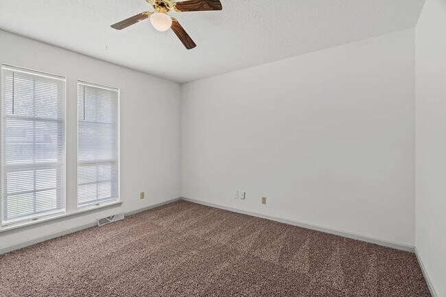 Building Photo - 1304 Essex Ct