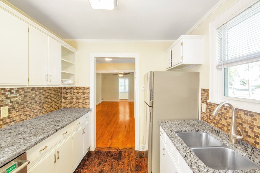 Building Photo - 2401 Vaulx Ln